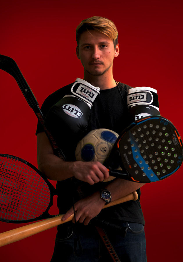 Profiel foto van Michiel Nijsten die zijn sport spullen vast heeft.